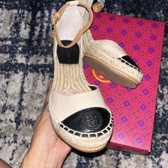 Tory Burch Cream /Black Wedges - Picture 5 of 7